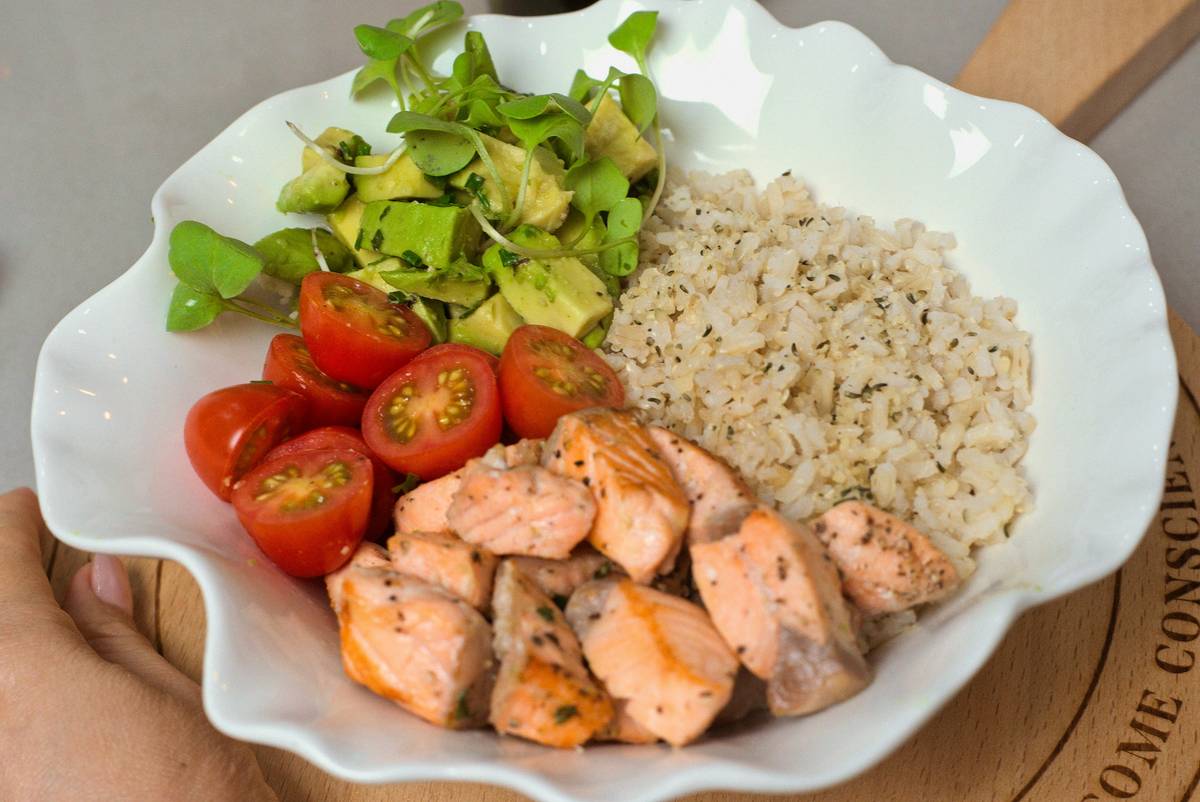 close-up of cat eating allergy-safe cat kibble plan meal with healthy coat and no skin irritation